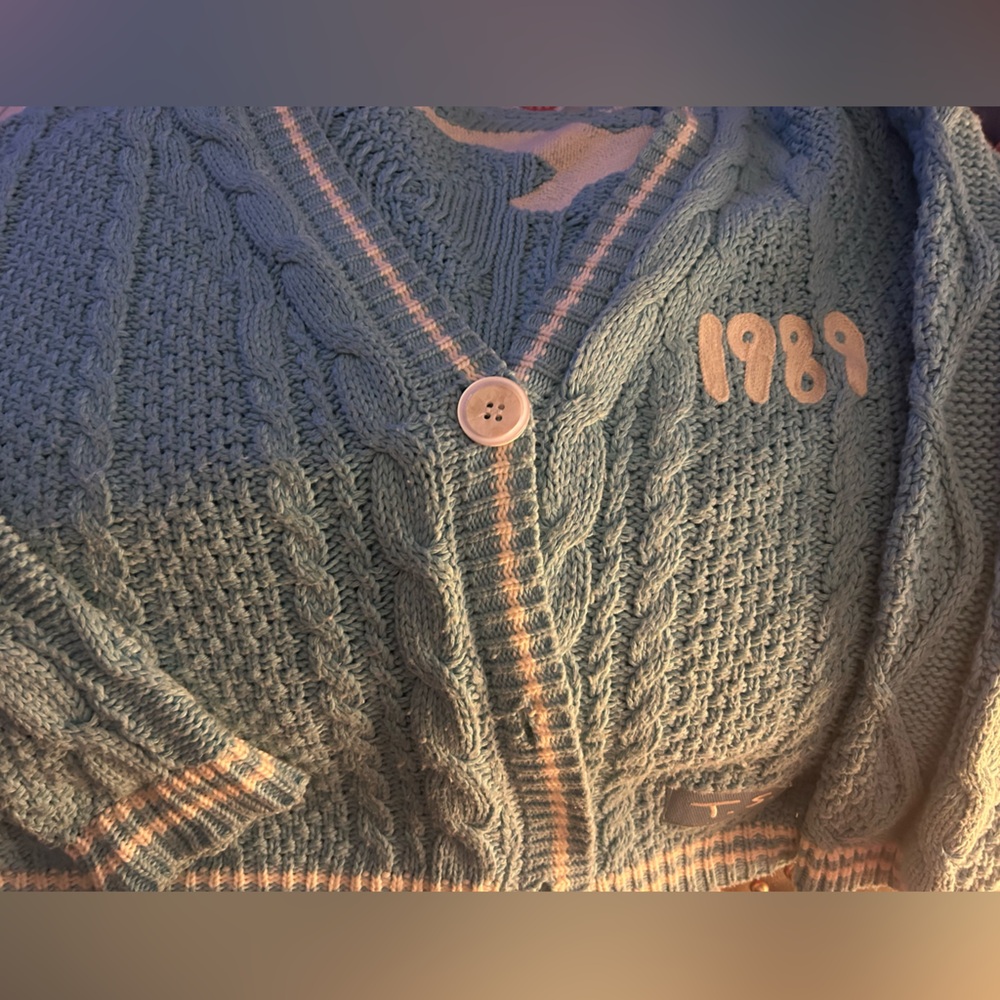 Taylor Swift cardigan 💙